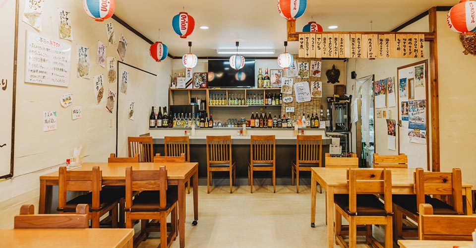 木目調のアットホームな店内